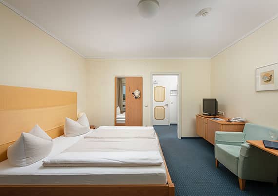 Hotel Farbiger Hof in Bernau am Chiemsee Doppelzimmer Hotel Farbiger Hof in Bernau am Chiemsee Doppelzimmer