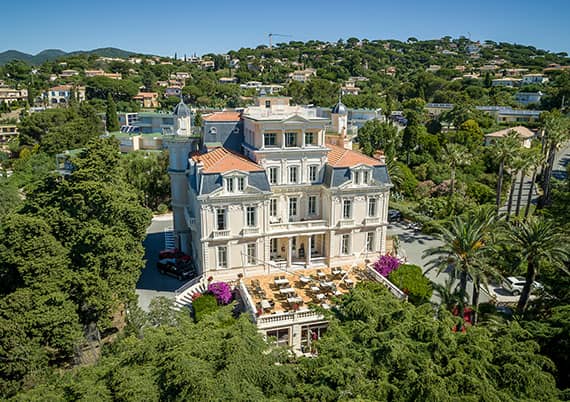 Schloss und Hotel Les Tourelles an der Côte d’Azur Außenansicht Luftaufnahme Schloss und Hotel Les Tourelles an der Côte d’Azur Außenansicht Luftaufnahme