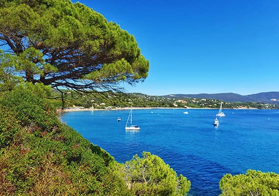 Schlosshotel Les Tourelles Blick in die Meeresbucht mit Segelbooten