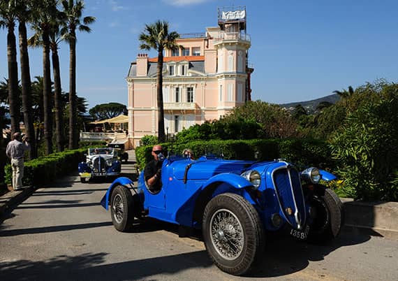 Schloss und Hotel Les Tourelles an der Côte d’Azur Oldtimer in der Schlossauffahrt Schloss und Hotel Les Tourelles an der Côte d’Azur Oldtimer in der Schlossauffahrt