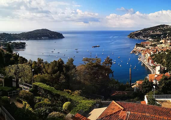 Schlosshotel Les Tourelles Panoramablick in die Bucht Copyright Alexandra Koch Pixabay