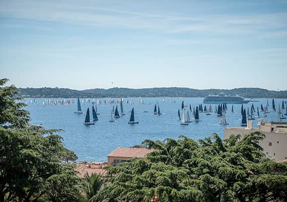 Schloss und Hotel Les Tourelles an der Côte d’Azur Außblick in die Bucht von Saint Tropez