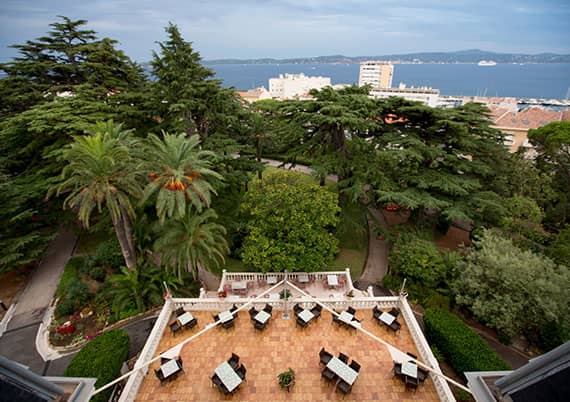 Schloss und Hotel Les Tourelles an der Côte d’Azur Außblick Terrasse mit Schlossgarten in die Bucht von Saint Tropez
