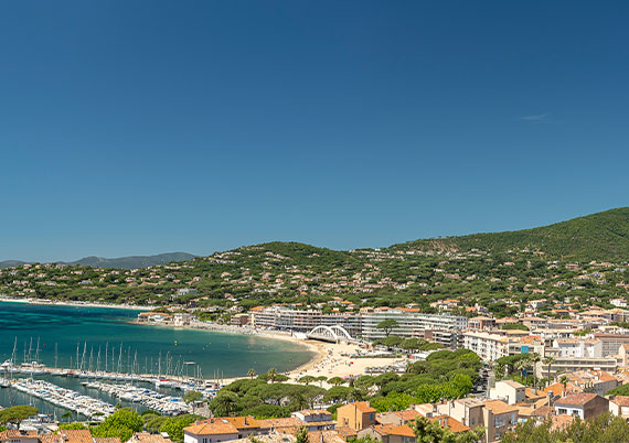 Schloss und Hotel Les Tourelles an der Côte d’Azur Panoramablick von der Dachterrasse der Suite Gaumont