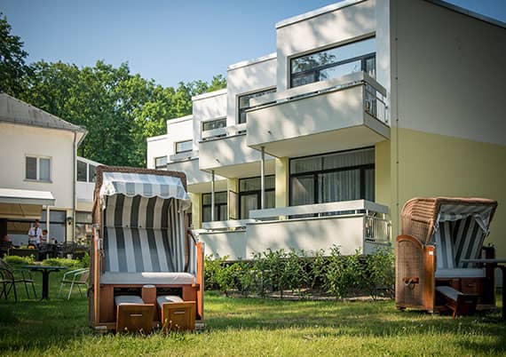 Seehotel Grunewald Berlin Außenansicht mit Garten und Strandkorb Seehotel Grunewald Berlin Außenansicht mit Garten und Strandkorb