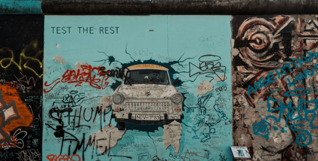 Street Arts in Berlin Trabi aus der Wand